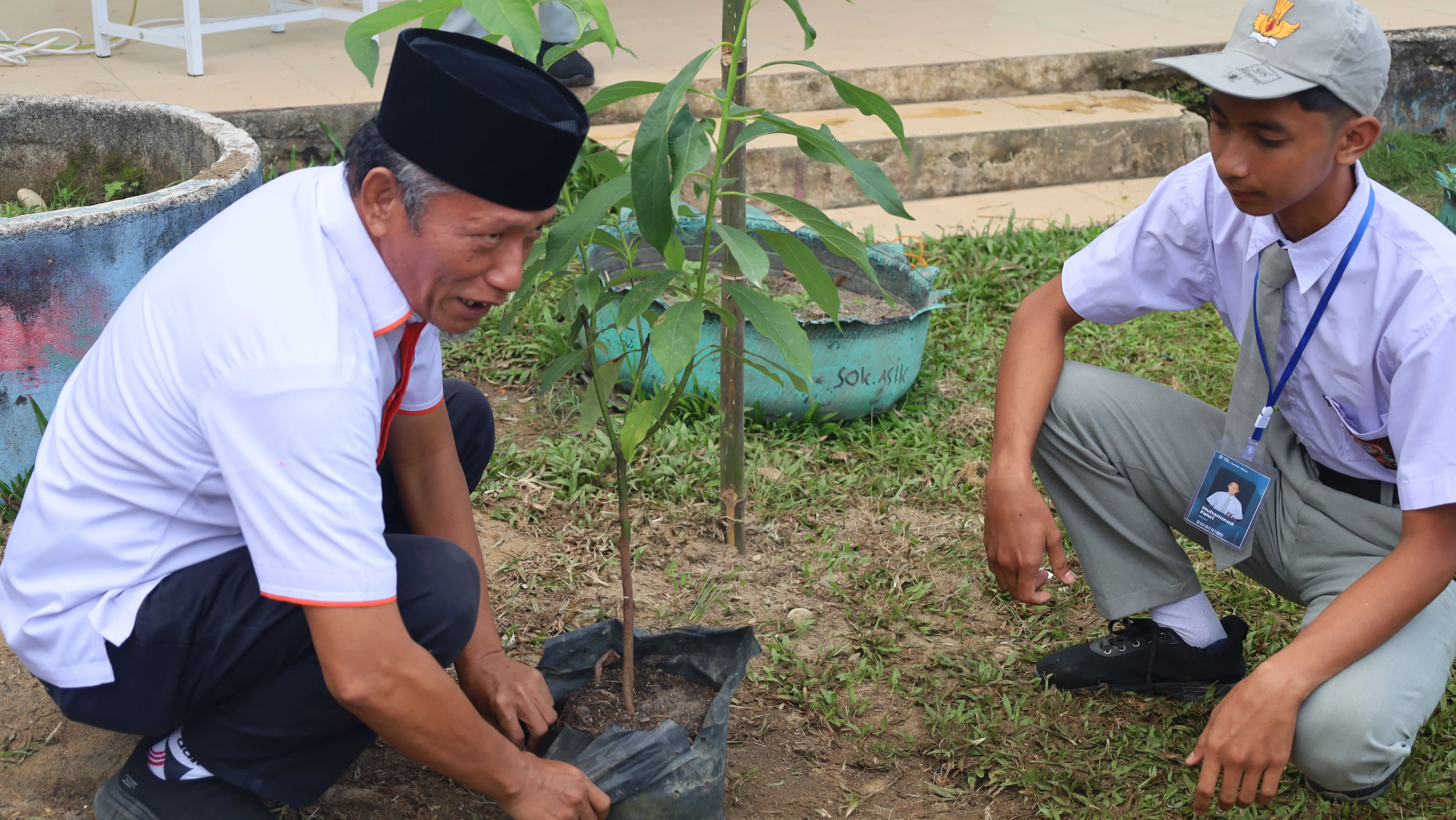 Menanam Pohon Memperingati Hardikda